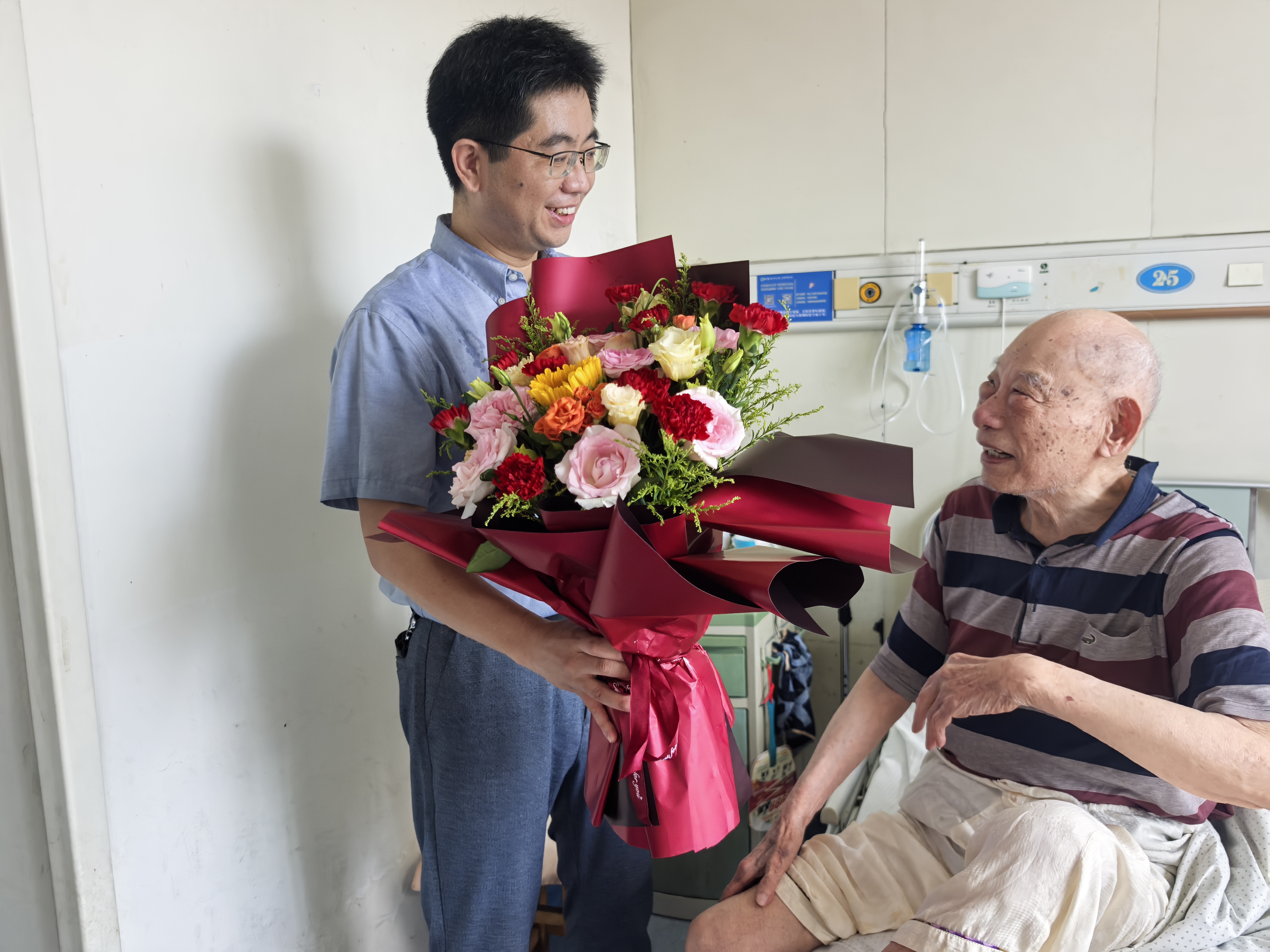 邱志海慰问 邱志海慰问